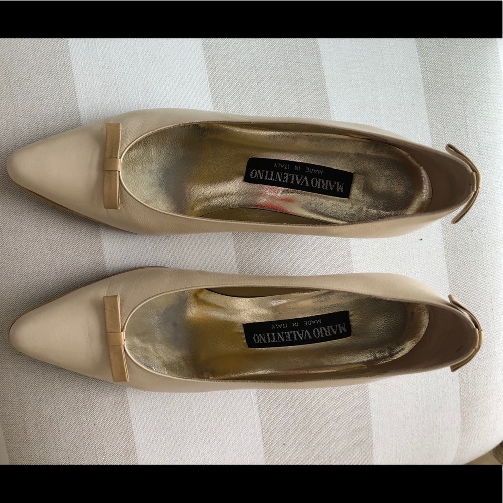 Mario Valentino Vintage Cream/Tan Leather Pumps